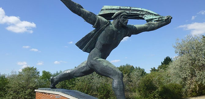 István Kiss (Hungarian, 1927-97), Republic of Councils Monument (Tanácsköztársasági emlékmű) (1969), cast in bronze, 9.5 metres (height). Originally located at 14th District, Dózsa György Street, Felvonulási Square. Photo: Inga Walton.